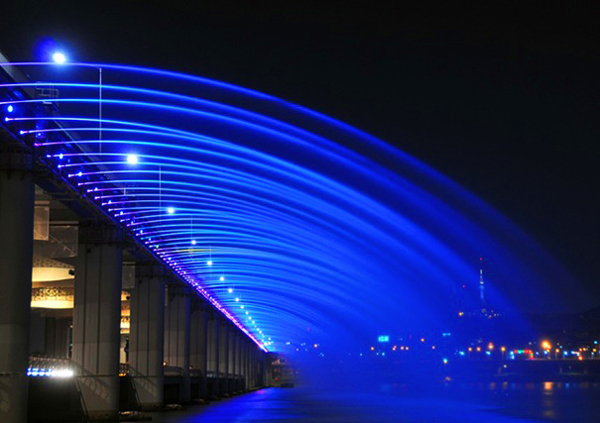 Музыкальный мост-фонтан Банпо