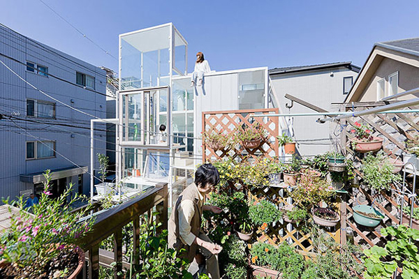 Прозрачный дом House NA на окраине Токио
