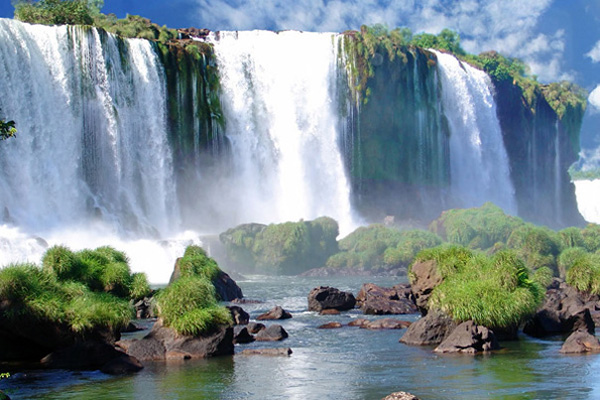 Водопад Игуасу на границе Бразилии и Аргентины