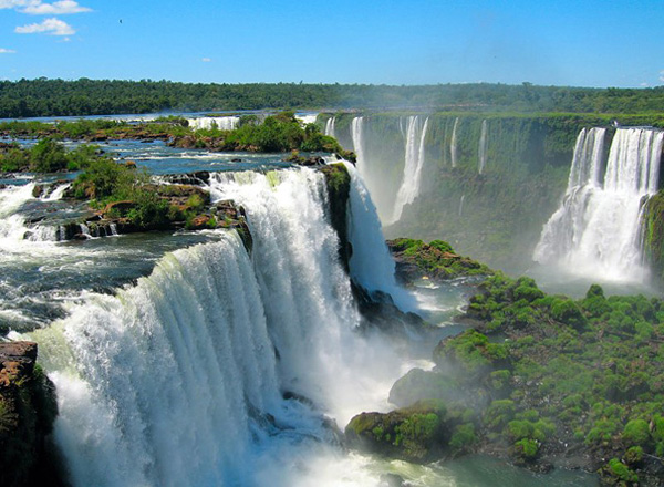 Водопад Игуасу на границе Бразилии и Аргентины