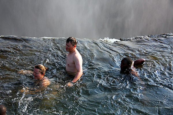Дьявольский бассейн на краю водопада Виктория