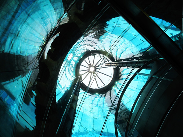 АкваДом самый большой цилиндрический аквариум