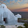Белоснежная церковь Панагии Парапортиани в Греции