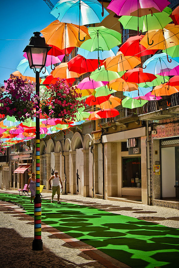 Небесные зонтики в небе Португалии