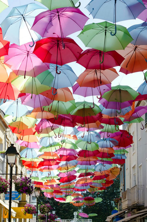 Небесные зонтики в небе Португалии