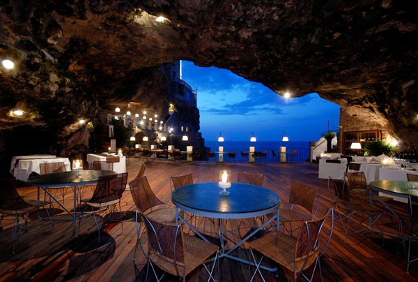 Итальянский ресторан Grotta Palazzese в пещере