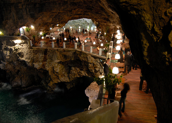 Итальянский ресторан Grotta Palazzese в пещере
