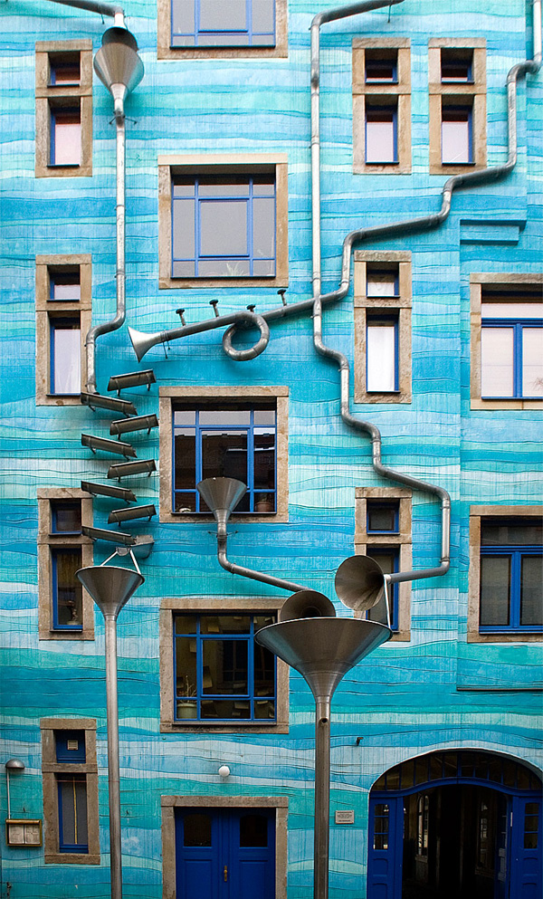 Мелодии дождя на фасаде дома в Дрездене