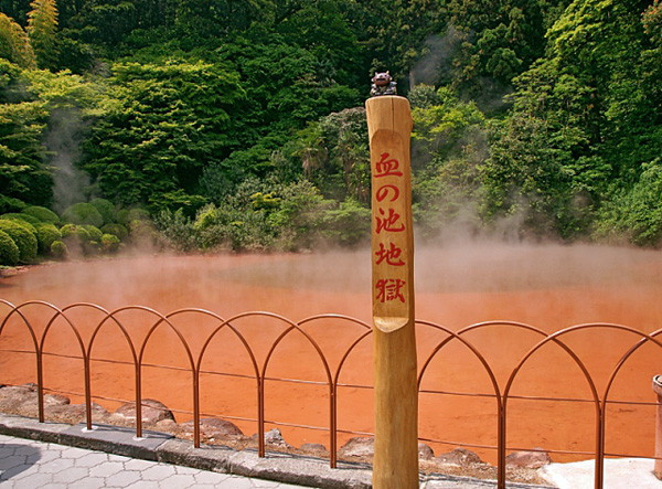 Пугающий Кровавый пруд в Японии