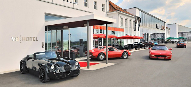 Отель V8 для любителей автомобилей в Штутгарте (15 фото)
