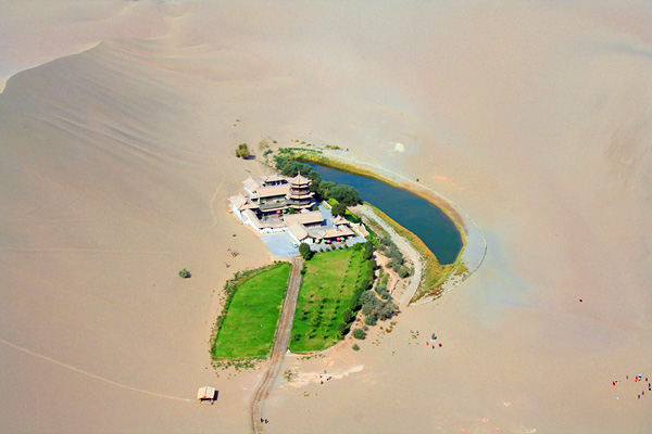 Озеро-полумесяц Юэяцюань в пустыне Гоби