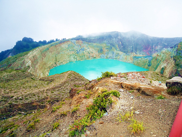 Трехцветные озера вулкана Келимуту