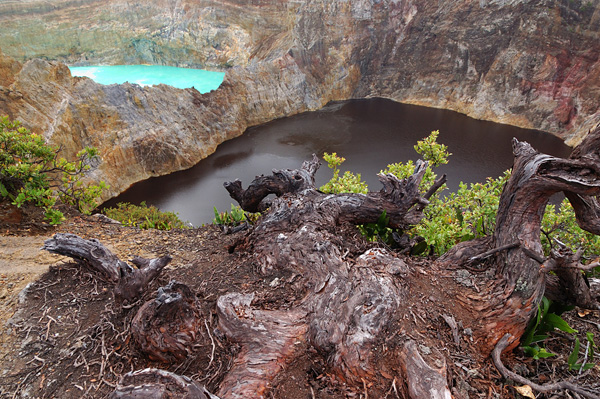 Трехцветные озера вулкана Келимуту