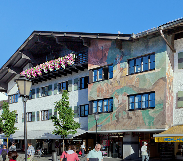 Живописный городок Гармиш-Партенкирхен в Альпах