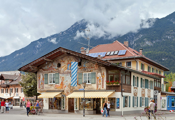 Живописный городок Гармиш-Партенкирхен в Альпах