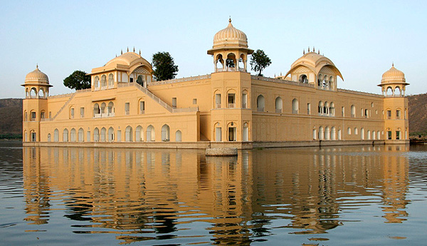 Дворец на воде Джал-Махал в Индии