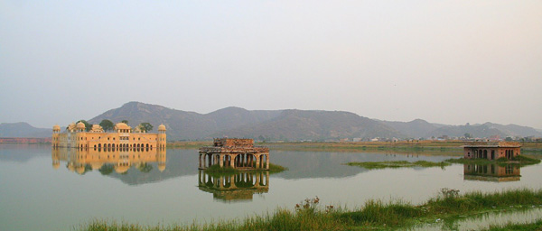 Дворец на воде Джал-Махал в Индии