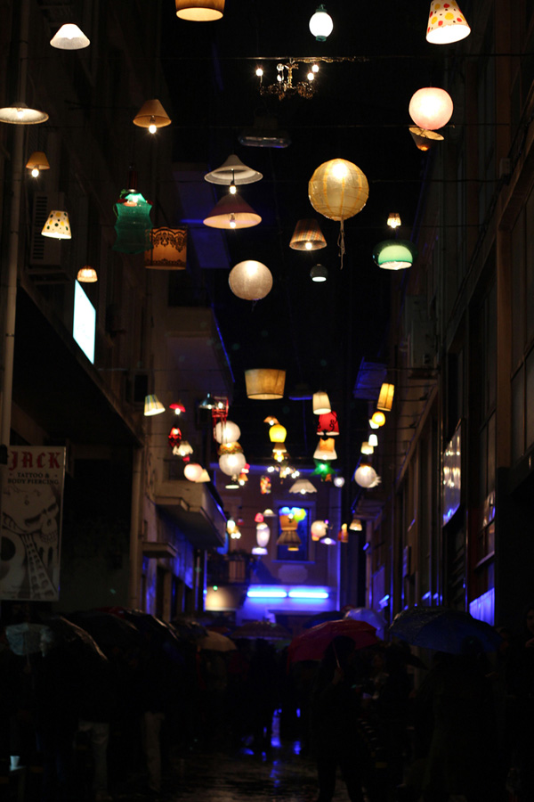 Сотни светильников над улицей в центре Афин