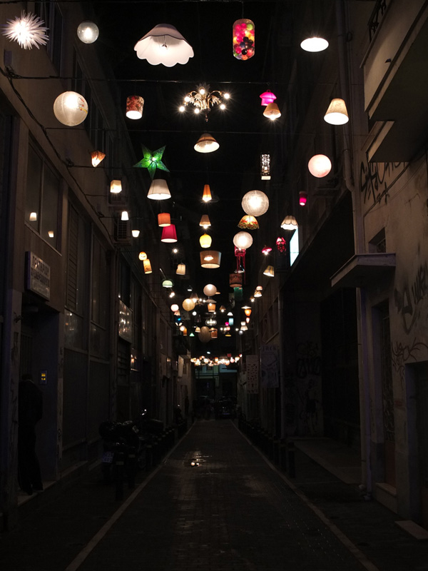 Сотни светильников над улицей в центре Афин