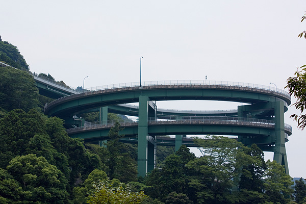 Винтовой мост Кавазу-Нанадару в Японии