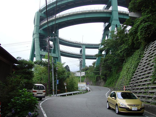 Винтовой мост Кавазу-Нанадару в Японии