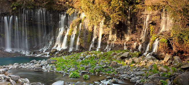 Белые нити водопада Шираито (7 фото)