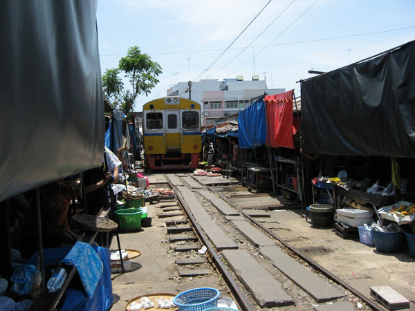 Железнодорожный рынок Майклон в Таиланде