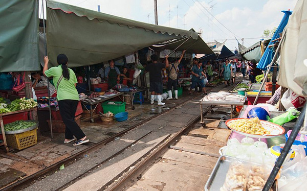 Железнодорожный рынок Майклон в Таиланде