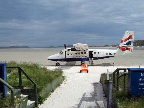 Аэропорт и пляж Барра в Шотландии