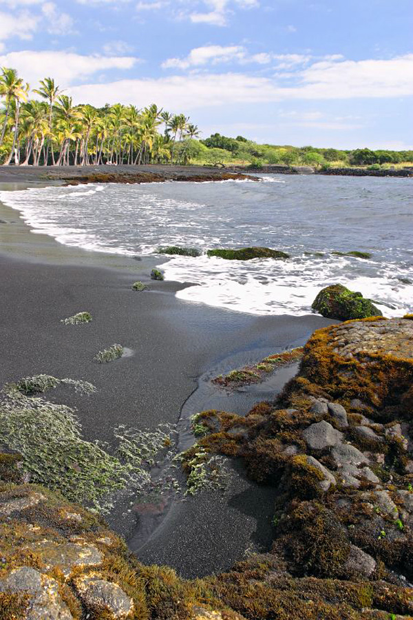 Черный пляж Пуналу на Гавайях