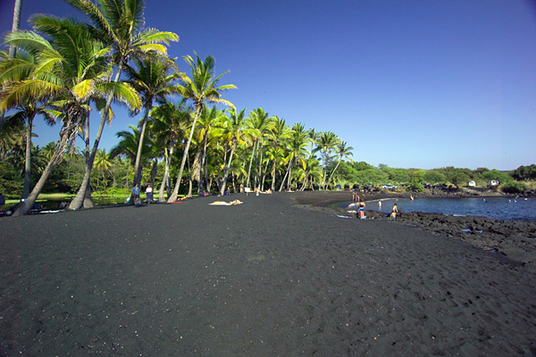 Черный пляж Пуналу на Гавайях