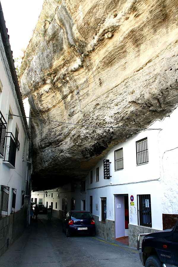 Город под скалой Сетениль-де-лас-Бодегас