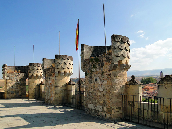 Величественный замок Алькасар в Сеговии
